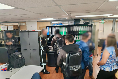 Los agentes fiscales llegaron hasta las oficinas del ministerio en Quito.