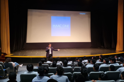 Acto. Los jóvenes interactúan en un foro sobre el desarrollo de la película.