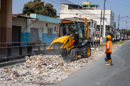 Se recogen los escombros en los tramos intervenidos previo a la compactación de terreno y colocación de hormigón.