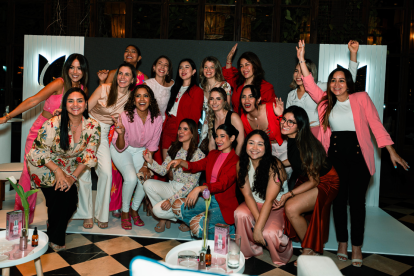 Jheny Gómez, brand manager de la cuenta, se dirige a los asistentes.