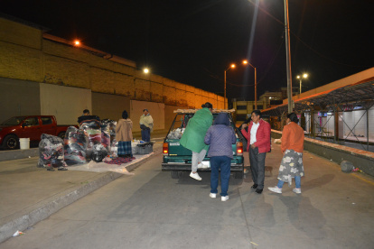 Comerciantes. Ante la falta de visitantes optan por retirarse. Piden que la ciudadanía acuda al sitio.