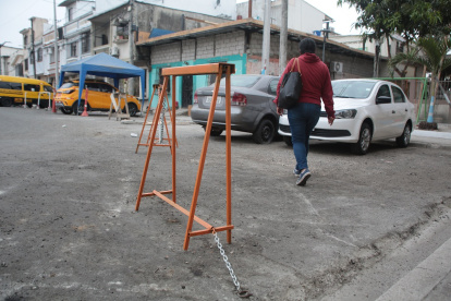 En la manzana 263 de la ciudadela Sauces 6 está ubicado un amplio parqueadero. Sus residentes bloquean espacios con estructuras de metal y cadenas para que otros conductores no se estacionen.