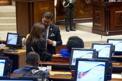 Adversarios. Los correístas Leonardo Berrezueta y Paola Cabezas (sentada) conversan con la oficialista Inés Alarcón, a quien fustigaron en la sesión.