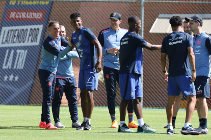 El seleccionador Sebastián Beccacece (i) con sus dirigidos y su cuerpo técnico previo al inicio de los trabajos en la cancha principal de la Casa de la Selección.