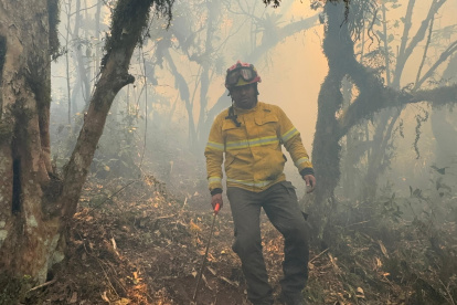 Fuego. Los bomberos trabajan en primera línea para intentar controlar el incendio en El Púlpito, Sigchos.