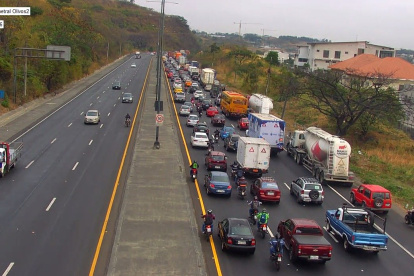 Un atolladero se registra en la vía Perimetral, cerca de Ceibos norte, la mañana de este miércoles 4 de septiembre.