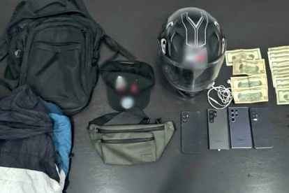 Celulares, una arma de fuego y dinero en efectivo son parte de los indicios encontrados durante el allanamiento
