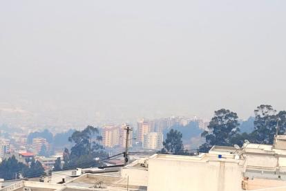 Los incendios en Nayón y Pifo generaron tanto humo, que este se dispersó rápidamente a otros sectores de Quito.