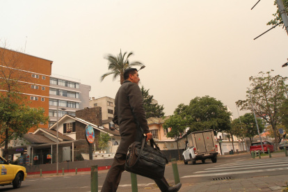 Un manto de humo de los incendios cubre sectores del norte y valles de Quito.