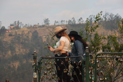 Las personas usaban mascarillas en Quito, ante la contaminación generada por el humo de los incendios forestales.