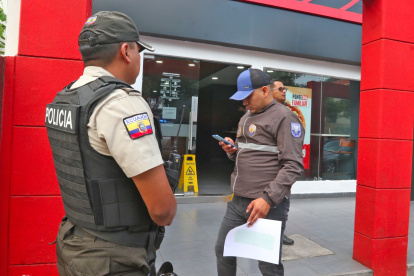Agentes policiales llegaron hasta los exteriores de la pizzería en el centro de Guayaquil tras el intento de asalto.