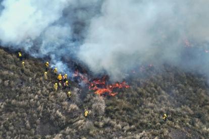 El fuego se sigue extendiendo por la montaña