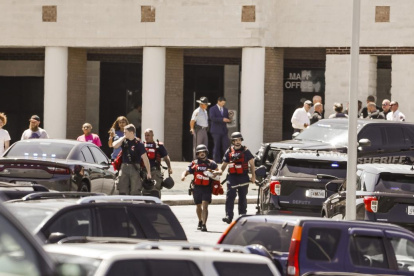 Agentes de policía en la escena del tiroteo reportado en Apalachee High School en Winder.