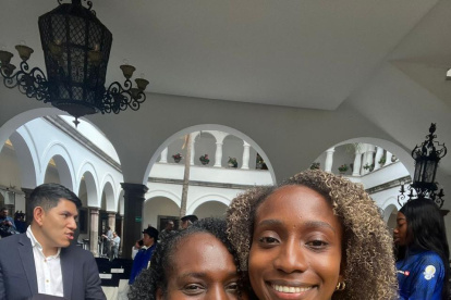 Kiara y su madre, Narcisa España, antes del viaje a París. Ella fue abanderada del Team Ecuador.