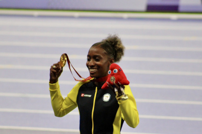 kiara Rodríguez con su medalla de Oro en los Paralímpicos.