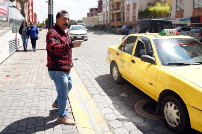 En la Isla Marchena, hombres armados que iban en moto apuntaron a dos taxistas que estaban estacionados.