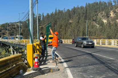 Puente. Personal municipal realiza la colocación de las vallas de seguridad
