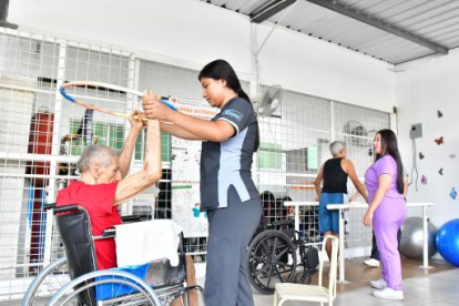 Voluntarias de la fundación ayudan a los enfermos incurables con sus terapias.