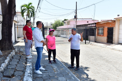 Los vecinos se reúnen para socializar medidas de seguridad, en la Alborada 12ava etapa.