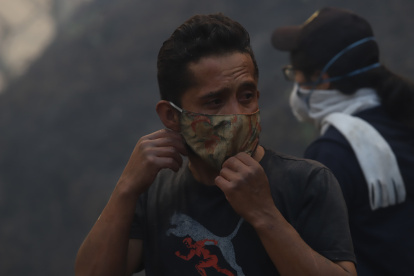 Quito. Vecinos que ayudan a sofocar el incendio en el sector de Zambiza.