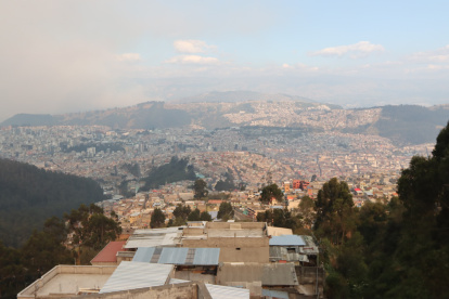Desde varios sectores de Quito se visualiza una cortina de humo