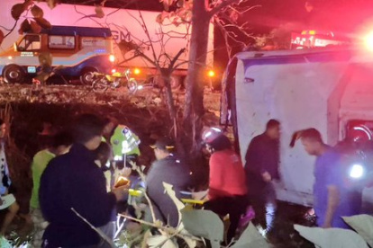 Personal del Ministerio de Salud y de la Comisión de Tránsito del Ecuador realizaba tareas de rescate de las víctimas.