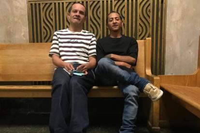 A la derecha, inmigrante ecuatoriano en el Tribunal Penal de Manhattan admite la razón por la que comete delitos.