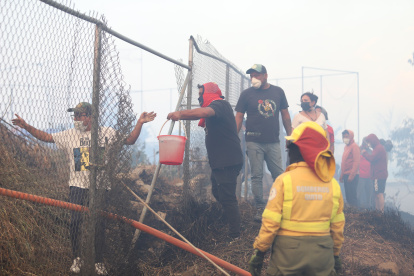 Los habitantes de Nayón y Zámbiza se han unido al trabajo de los Bomberos para intentar sofocar los incendios forestales en Quito.