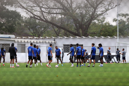 Los jugadores de Emelec no entrenaron el martes 3 y miércoles 4 por la mañana porque les deberían 2 meses de sueldo.
