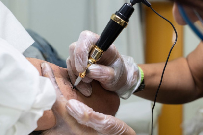 A diferencia de los tatuajes convencionales, los tatuajes biotecnológicos están diseñados para realizar funciones tecnológicas y médicas.