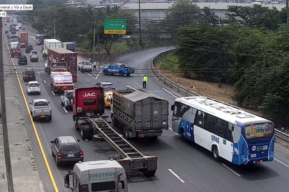 La oreja vial que conecta la vía Perimetral con la vía a Daule, en el sentido hacia el norte, fue cerrada por agentes de tránsito mientras se realizan procedimientos en La Roca.