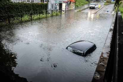 Un coche sumergido en via Pompeo Leoni, tras las fuertes lluvias en Milán, Italia.