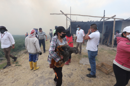 Ciudadanos evacúan el sitio.