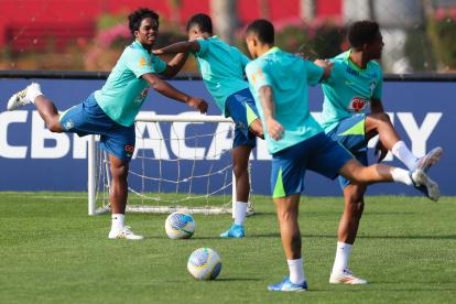 El jugador Endrick participa en un entrenamiento de la selección brasileña de fútbol en el Centro Administrativo y Técnico Alfredo Gottardi (CAT do Caju).
