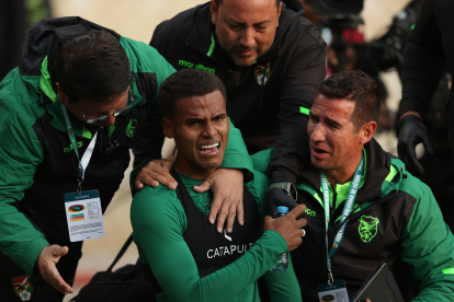 Enzo Monteiro (c) de Bolivia celebra su gol en un partido de las eliminatorias sudamericanas para el Mundial de 2026 entre Bolivia y Venezuela.