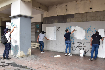 Personal de Justicia y Vigilancia pinta paredes de bienes públicos y privados.