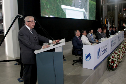 Joaquín Hernández, rector de la Ecotec, dirigiéndose a los asistentes.