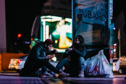 Habitantes de calle reciben alimentos frente al obelisco en Buenos Aires.