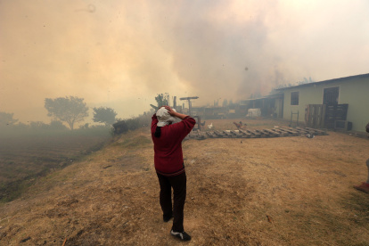Dolor. Los moradores de la Tola Chica veían con impotencia cómo el humo cubría sus casas