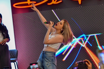 Mar Rendón en un concierto en el centro comercial San Marino.
