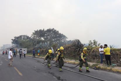 Los bomberos de Quito trabajan con capacidad del 98 por ciento.