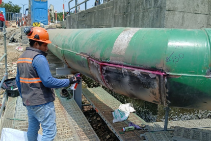 Foto referencial. Días atrás,  el acueducto de 900 mm ubicado en la vía Portete de Tarqui fue rehabilitada. Hubo un corte similar.