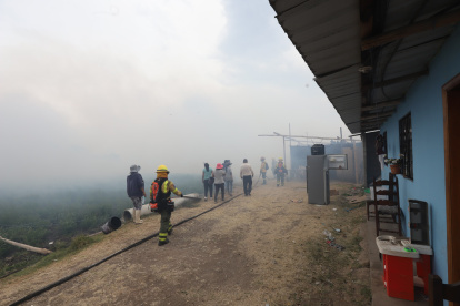 Por segundo día consecutivo, los Bomberos de Quito trabajan en el valle, en Nayón e Itulcachi, para tratar de apagar los incendios forestales que se iniciaron la tarde del 4 de septiembre