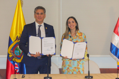 Autoridades. La ministra de Producción, Comercio Exterior, Inversiones y Pesca, Sonsoles García, y su par costarricense, Manuel Tovar.