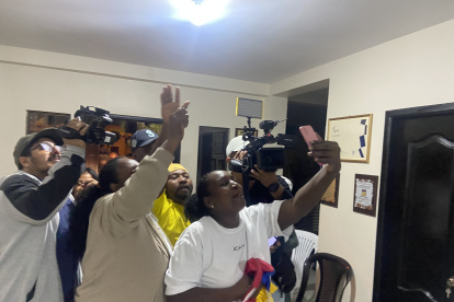 Narcisa España y su familia cuando recibieron la vídeo llamada de Kiara.