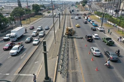 Personal se encuentra retirando los restos del pórtico en la zona.