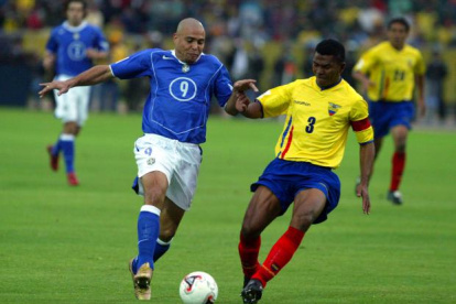 Ronaldo en disputa de la pelota ante Iván Hurtado (d)