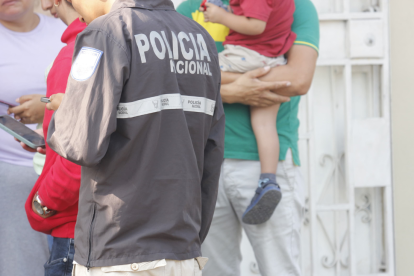 El hijo de la víctima observaba el cadáver de su padre mientras era cargado por un familiar.