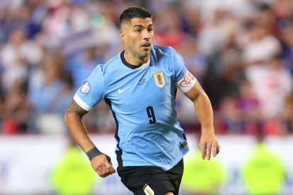 El goleador Luis Suárez se despide de Uruguay en el duelo ante Paraguay.