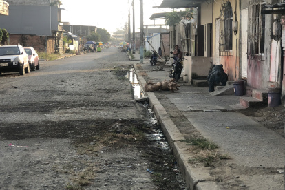 Vías. La falta de alcantarillado es evidente en las calles de la ciudadela 4 de Mayo. Se observan aguas estancadas y el mal olor se percibe.